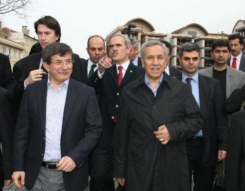 Arınç, seçim bölgesi Bursa'da Davutoğlu'na cami ve türbeleri gezdirdi