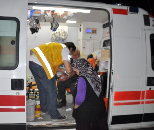 Arızalı aracın yanındaki sürücülere motosiklet çarptı: 1'i ağır 3 yaralı