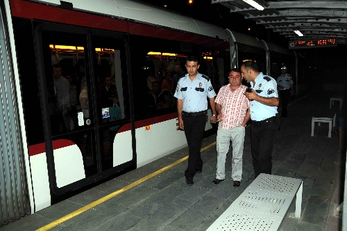 Aşırı alkollü sürücü ailesinin içinde olduğu araçla tren yoluna daldı