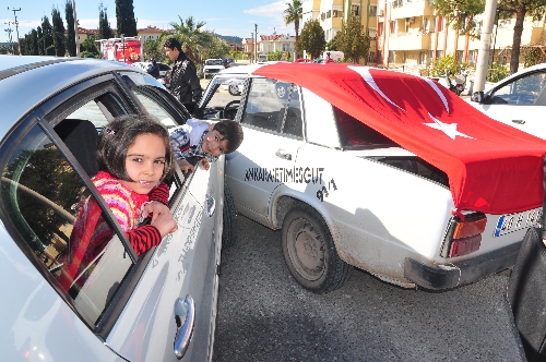 Asker konvoyu için süslenen otomobil kaza yaptı: 7 yaralı
