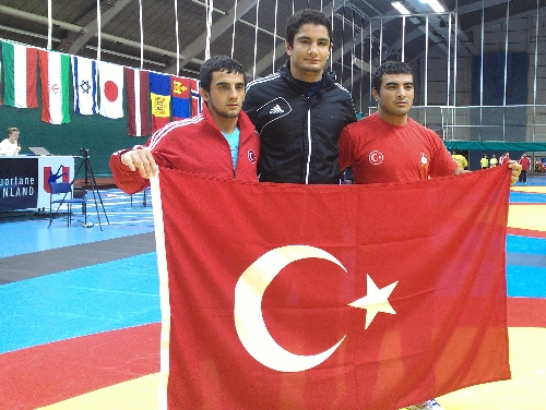 ASKİ Sporlu güreşçilerin madalya sevindirdi