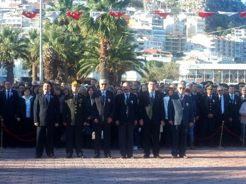 Atatürk ölüm yıldönümünde Kuşadası'nda da anıldı