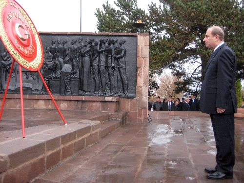 Atatürk ölümünün 74. yılında törenle anıldı