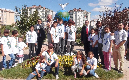 Atatürk'ün 'Yurtta sulh, cihanda sulh' sözü 6 dilde abideleştirildi