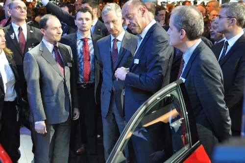 Autoshow fuarı, etek boyu tartışması gölgesinde açıldı