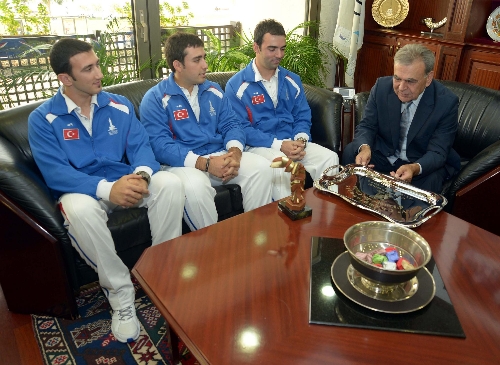 Avrupa Şampiyonu olan okçular Başkan Kocaoğlu'nu ziyaret etti