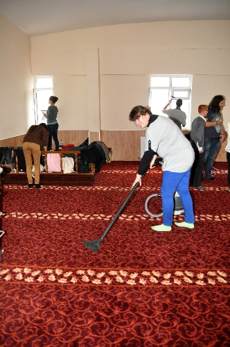 Avrupalı gençler Kazan'da mescid temizledi