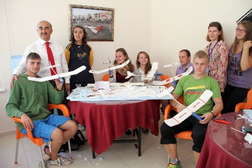 Avrupalı gençler model uçak yapmayı öğreniyor