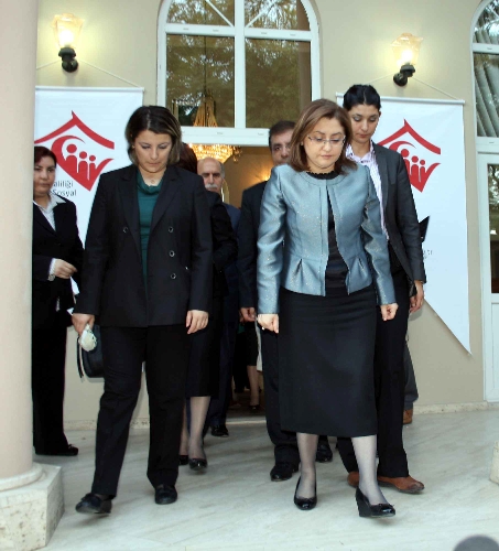 Ayağı burkulan Bakan Şahin, Bursa'dan ayrıldı