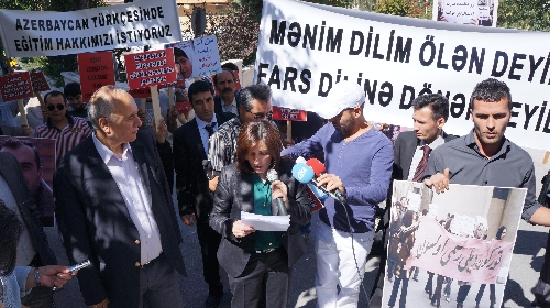 Azeriler'den İran'a Türkçe tepkisi