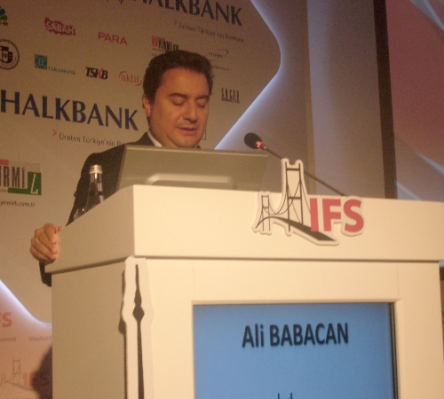 Babacan: Sisli ve virajlı bir yolda ilerliyoruz, gaza basmayacağız