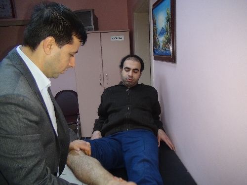 Bağdaş kurarak oturmak dize zarar veriyor