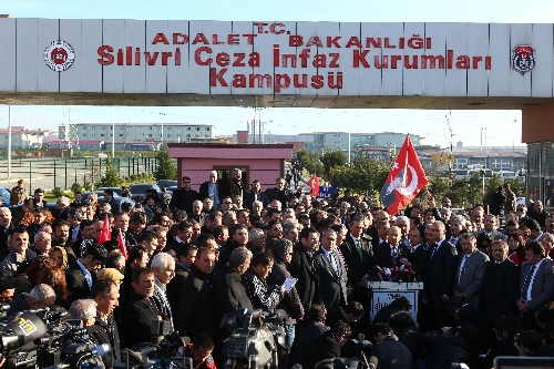 Bahçeli: Taviz politikasına karşı Başbuğ ile görüşmemiz normal (2)