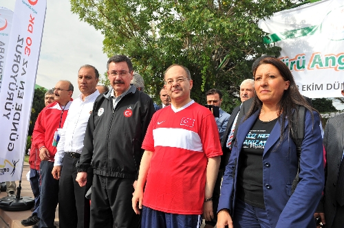 Bakan Akdağ, 'Yürü Angaralım Yürü' sloganıyla yürüdü
