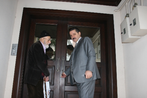 Bakan Çelik: Ahmedinejad, neden gelmediğini açıklamalı