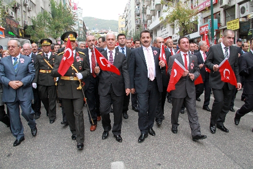 Bakan Çelik: Cumhuriyet Bayramı'nı hizip konusu yapmayalım