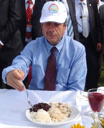 Bakan Eker'e siyah pilav ikram edildi