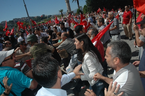 Bakan Günay, İzmir'de yuhalandı