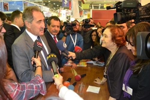 Bakan Günay, Süryanice ve Kürtçe kitapları tanıttı