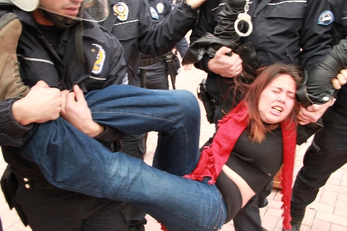 Bakan Günay'a yumurtalı protesto