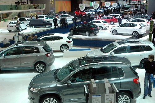 Bakan istedi, autoshow hostesleri 'daha kapalı' giyinecek