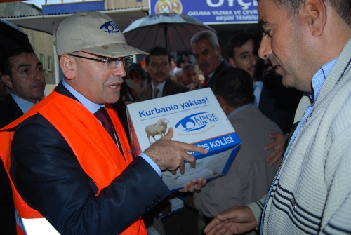 Bakan Şimşek, Batman'da vatandaşlara kurban eti dağıttı