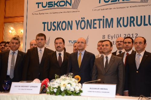 Bakan Şimşek'ten iş dünyasına: Gündemimizde yeni vergiler yok