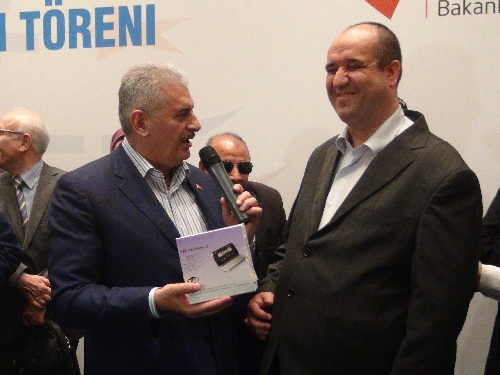 Bakan Yıldırım, İzmir'de 400 engelliye 'gören gözlük' dağıttı