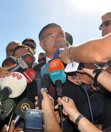 Bakan Yılmaz: Patlamayla ilgili sivil ve askeri soruşturma başlatıldı (2)