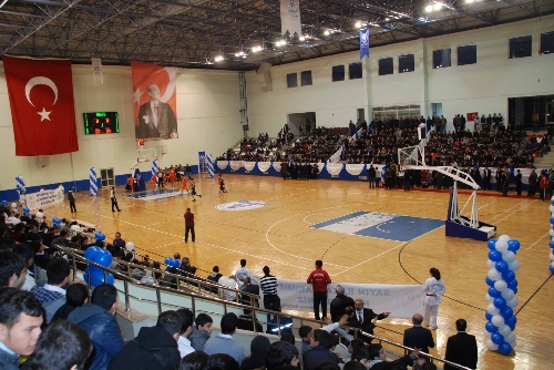 Bakanlar, 'Abi' yazılı pankartlarla karşılandı