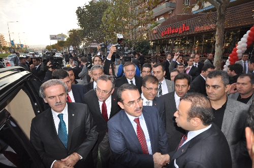 Bakanlar, Güllüoğlu'nu ziyaret etti