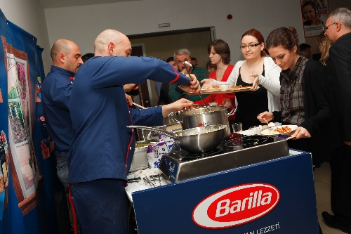 Barilla, özel sos ve makarnalarını yemekhanelerde tanıtıyor