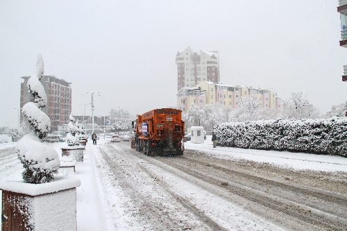 Başakşehir Belediyesi'nden yollara 215 ton tuz