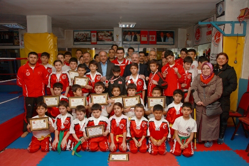 Başarılı sporcular diplomalarını karnelerinden önce aldı