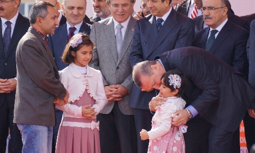 Başbakan Erdoğan, depremzede Ercişlilere yeni evlerinin anahtarını verdi