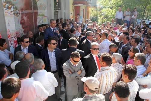 Başbakan Yardımcısı Arınç: Millet dalga dalga AK Partiye koşuyor
