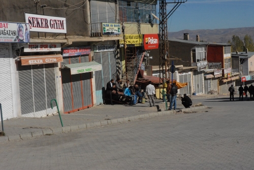 Başkale'de bazı kepenkler kapalı