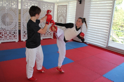 Başkan Delihasan'dan Japonlar'a karate dersi