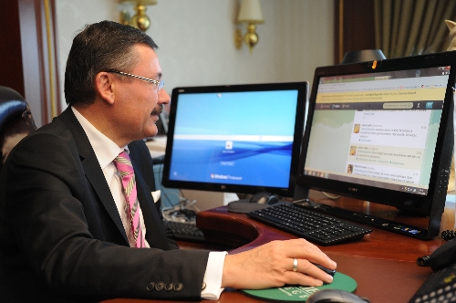 Başkan Gökçek, gençlere Twitter'dan iş teklifi yaptı