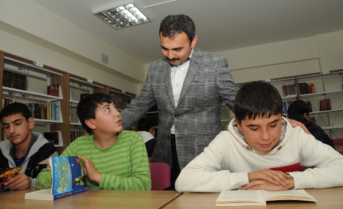 Başkan Külcü, NFK Gençlik Merkezi'ni ziyaret etti