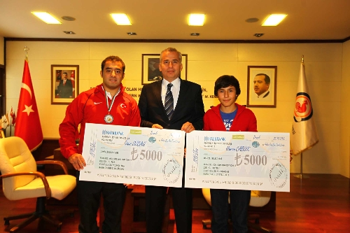 Başkan Zolan şampiyon sporcuları ödüllendirildi