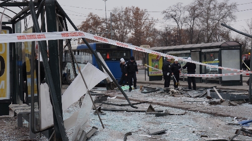 Başkent'te belediye otobüsü yolcu duraklarına daldı (Özel)