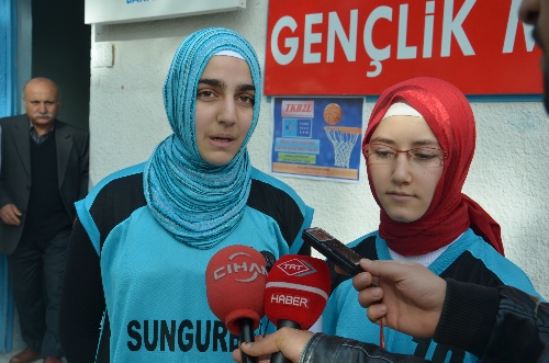 Başörtülü öğrencilere basketbol turnuvasında engel çıkartıldı
