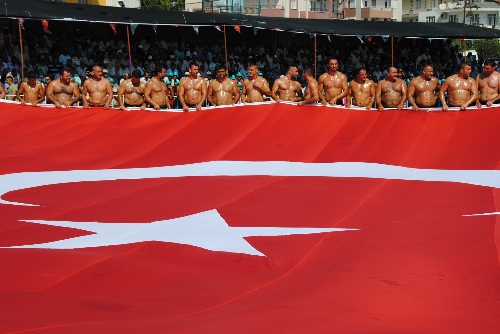 Başpehlivan va gaziler, büyük boy Türk bayrağı açarak terörü kınadı