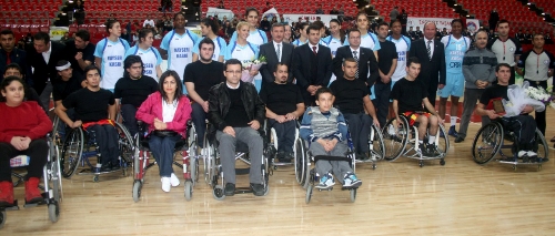 Bayan basketbolcular engelli oldu, engellilerle basketbol oynadı
