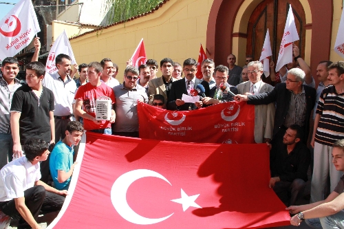 BBP'liler, İsrail'in camide içki festivali kararını sinagog önünde protesto etti