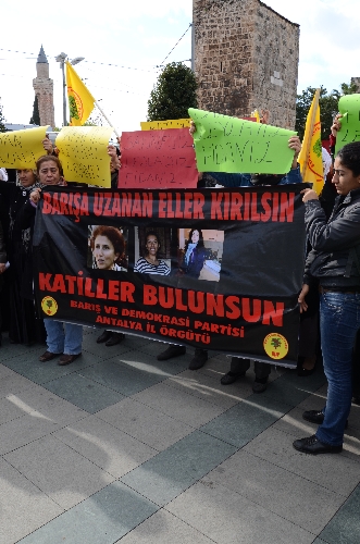 BDP Antalya İl Teşkilatı üyeleri, Paris'te öldürülenler için yürüdü