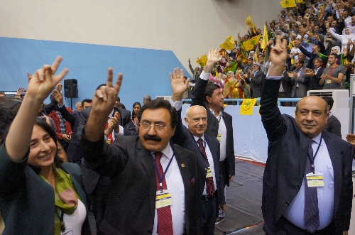 BDP kongresinde Öcalan posteriyle tur atıldı