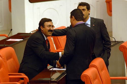 BDP Milletvekili, konakladığı otele Türk bayrağı astırdı