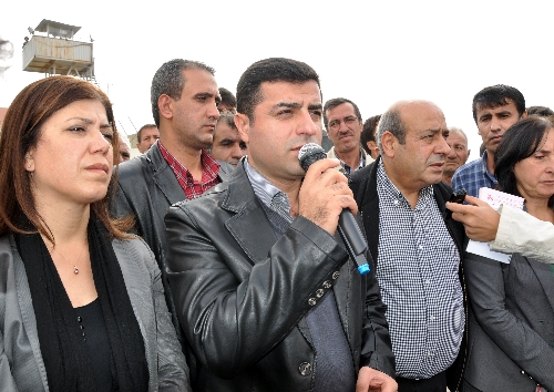 BDP'li Demirtaş, Başbakan Erdoğan'a Midyat'tan cevap verdi
